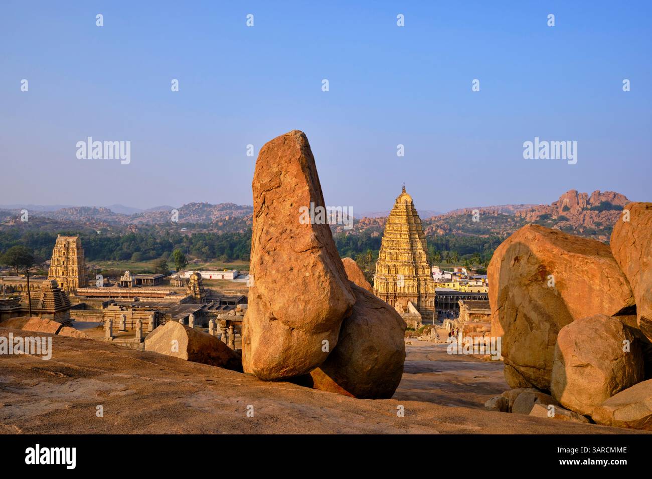 India, stato del Karnataka, Hampi, capitale dell'ultimo grande regno indù di Vijayanagar, sito patrimonio dell'umanità dell'UNESCO, tempio di Virupaksha Foto Stock