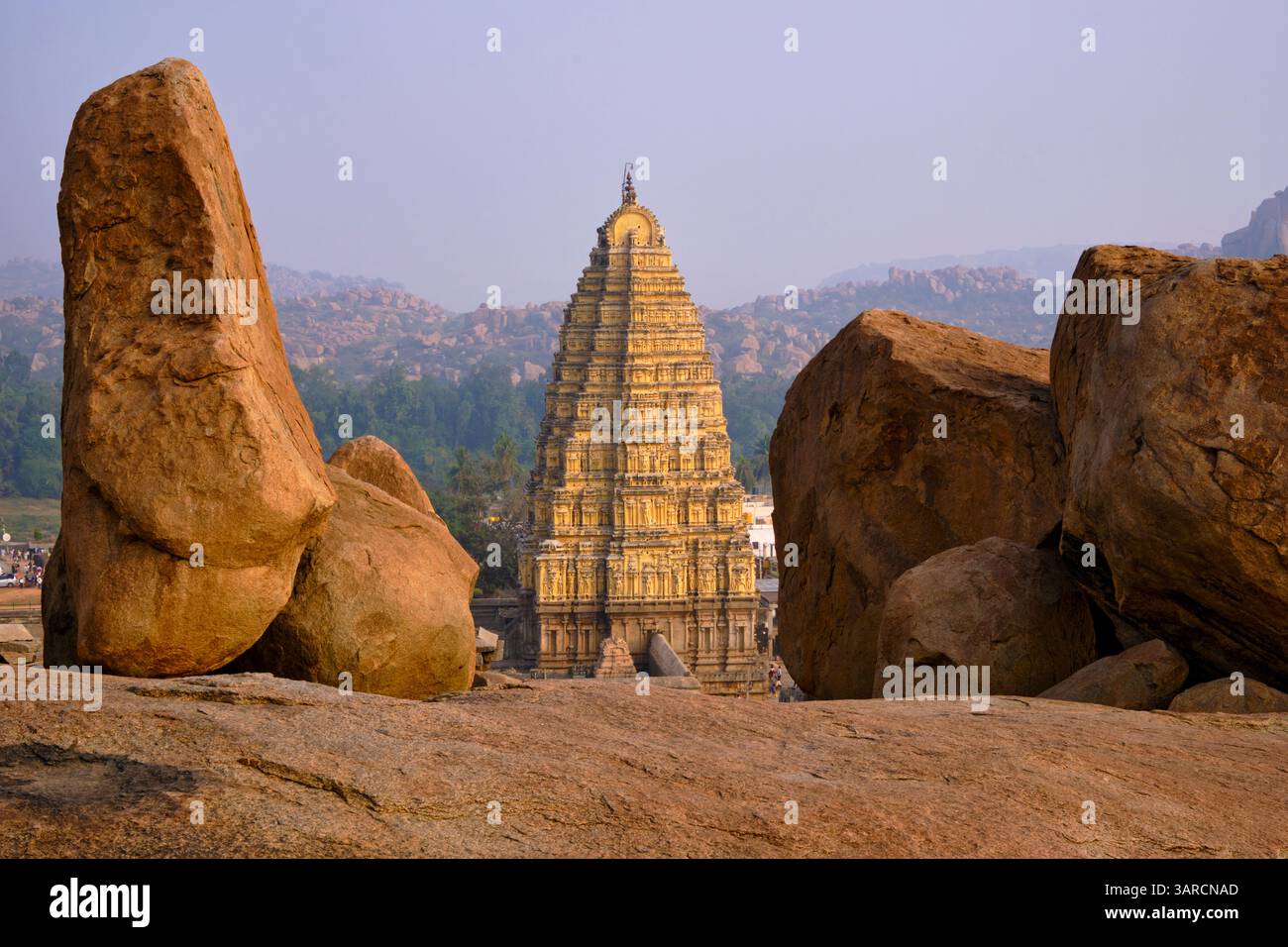 India, stato del Karnataka, Hampi, capitale dell'ultimo grande regno indù di Vijayanagar, sito patrimonio dell'umanità dell'UNESCO, tempio di Virupaksha Foto Stock