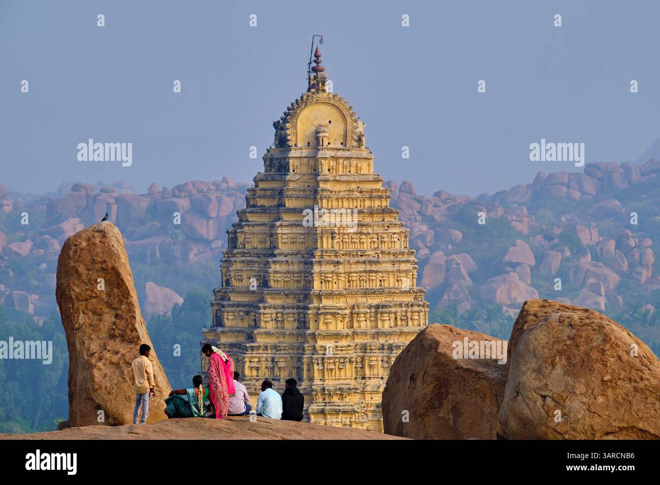 India, stato del Karnataka, Hampi, capitale dell'ultimo grande regno indù di Vijayanagar, sito patrimonio dell'umanità dell'UNESCO, tempio di Virupaksha Foto Stock