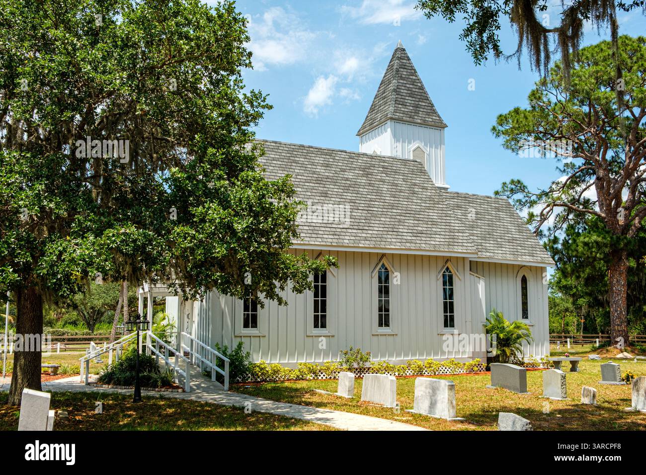 Chiesa e cimitero episcopale di St Lukes, North Tropical Trail, Merritt Island, Florida Foto Stock