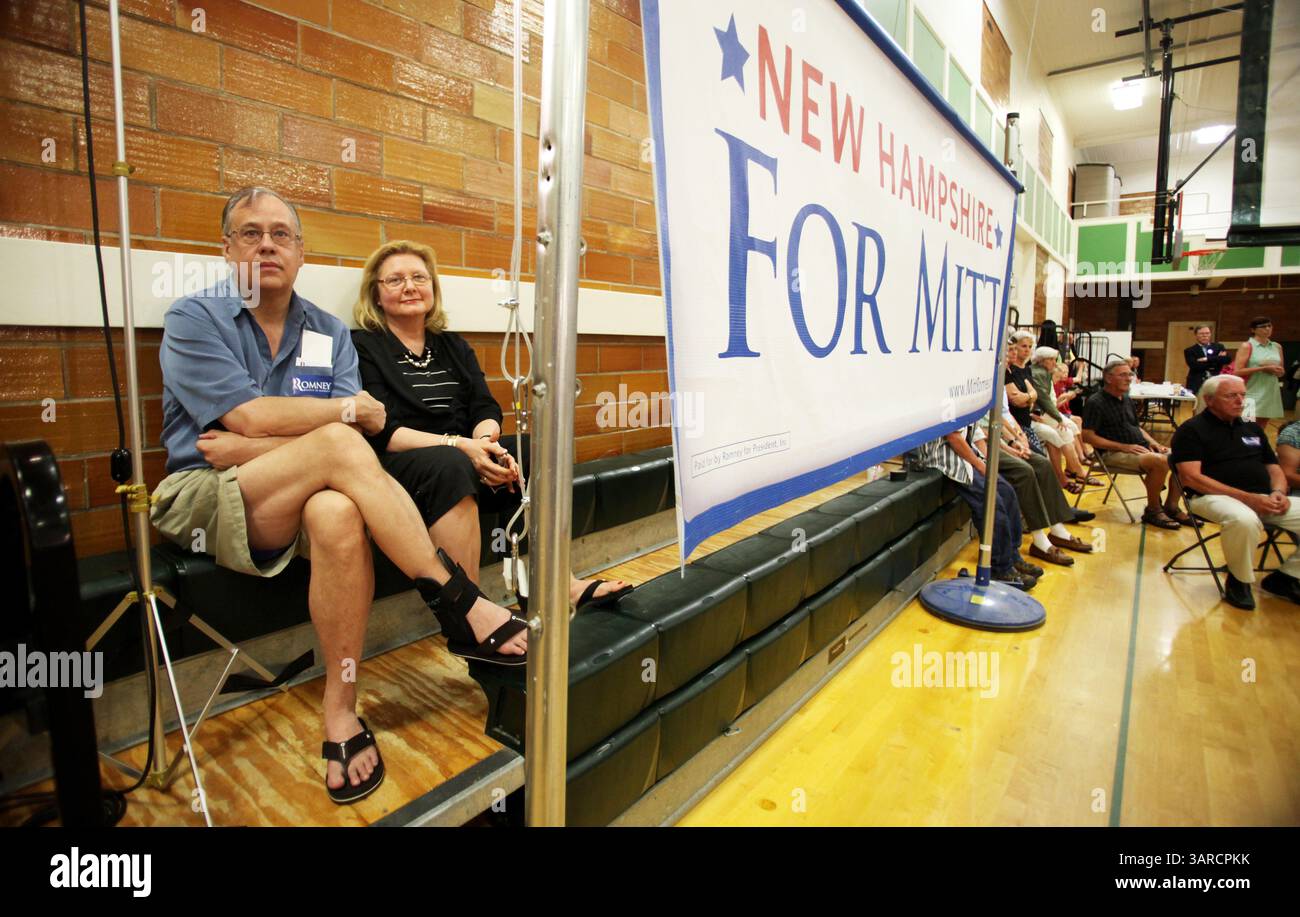 25 agosto 2011 - dover, NH, USA - Alex e Leigh Anne Foster, di Lee, New Hampshire, ascoltano il candidato presidenziale repubblicano Mitt Romney parlare a una folla durante una riunione del municipio al McConnell Center di dover, New Hampshire, il 25 agosto 2011. (Immagine di credito: © Andy Jacobsohn/MCT/MCT/ZUMAPRESS.com) Foto Stock