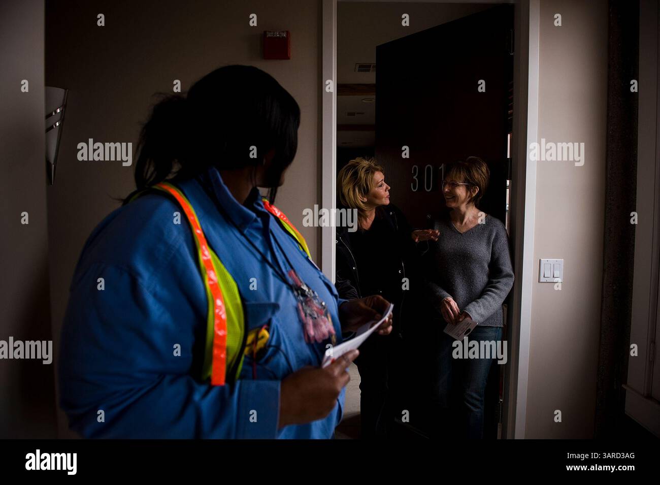 07 gennaio 2010 - Sacramento, CA, Stati Uniti - Brenda Bell, un'appaltatrice privata di Des Moines, Iowa, notifica a Louise Gane (destra) Debra Zohrab (sinistra) che installerà gli smartmetri nei Lofts di Old Sacramento. 07 gennaio 2010 (immagine di credito: © Sacramento Bee/ZUMApress.com) Foto Stock