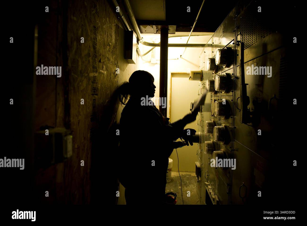 07 gennaio 2010 - Sacramento, CA, Stati Uniti - Brenda Bell, un'appaltatrice privata di Des Moines, Iowa, installa i misuratori intelligenti SMUD presso i Lofts di Old Sacramento. 07 gennaio 2010 (immagine di credito: © Sacramento Bee/ZUMApress.com) Foto Stock