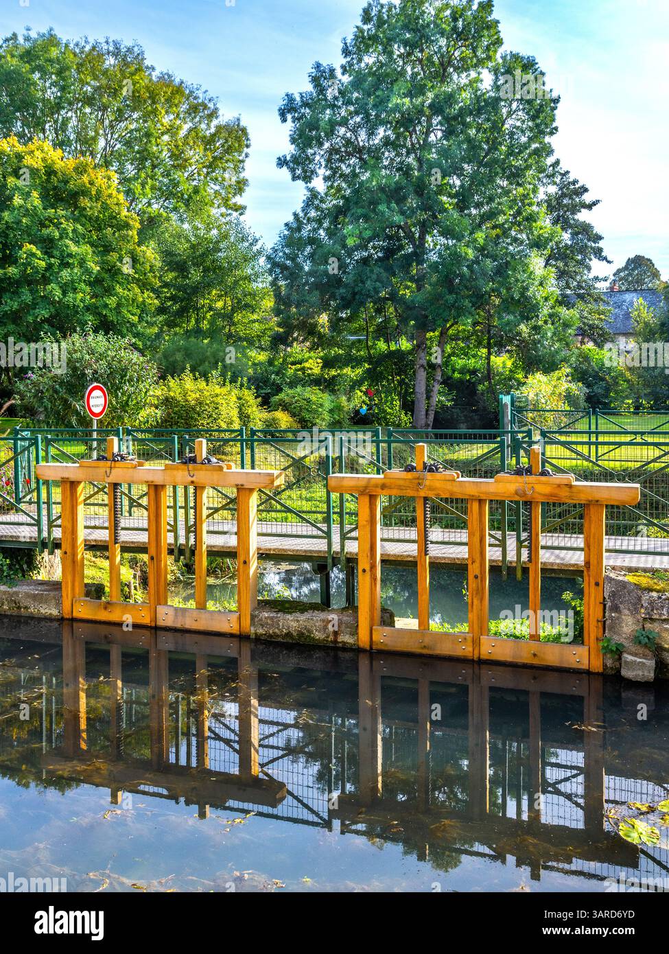 Nuove porte chiuse che controllano il flusso d'acqua sul piccolo fiume Aigronne - le Petit-Pressigny, Indre-et-Loire (37), Francia. Foto Stock