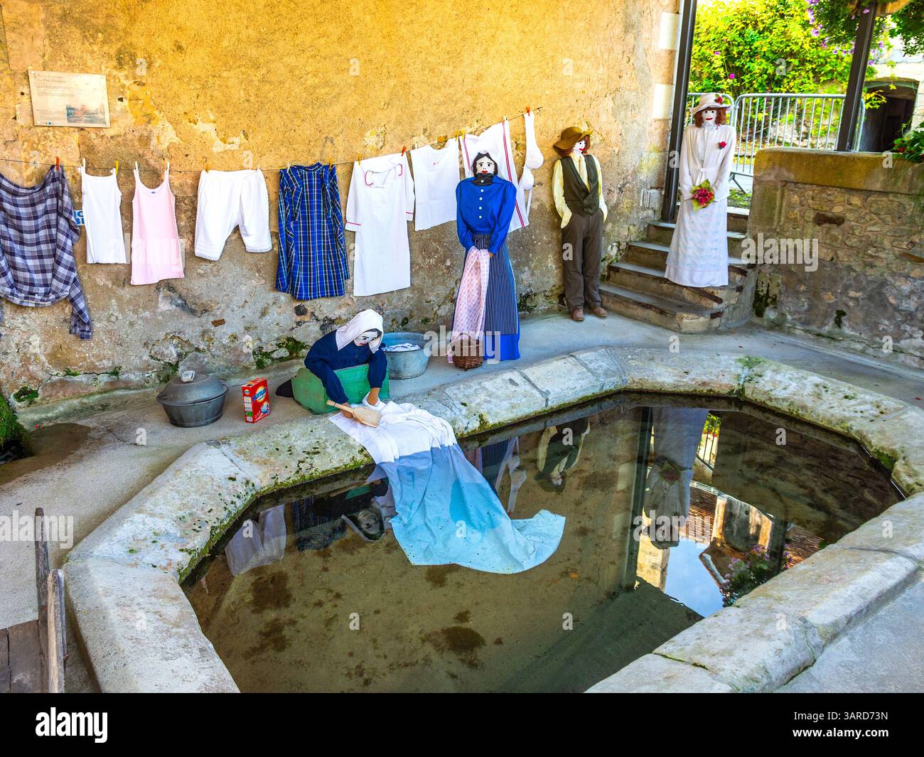 Scena decorativa di manichini imbottiti e linea di lavaggio per rappresentare la tradizionale lavanderia 'lavoir' - le Petit-Pressigny, Indre-et-Loire (37), p. Foto Stock