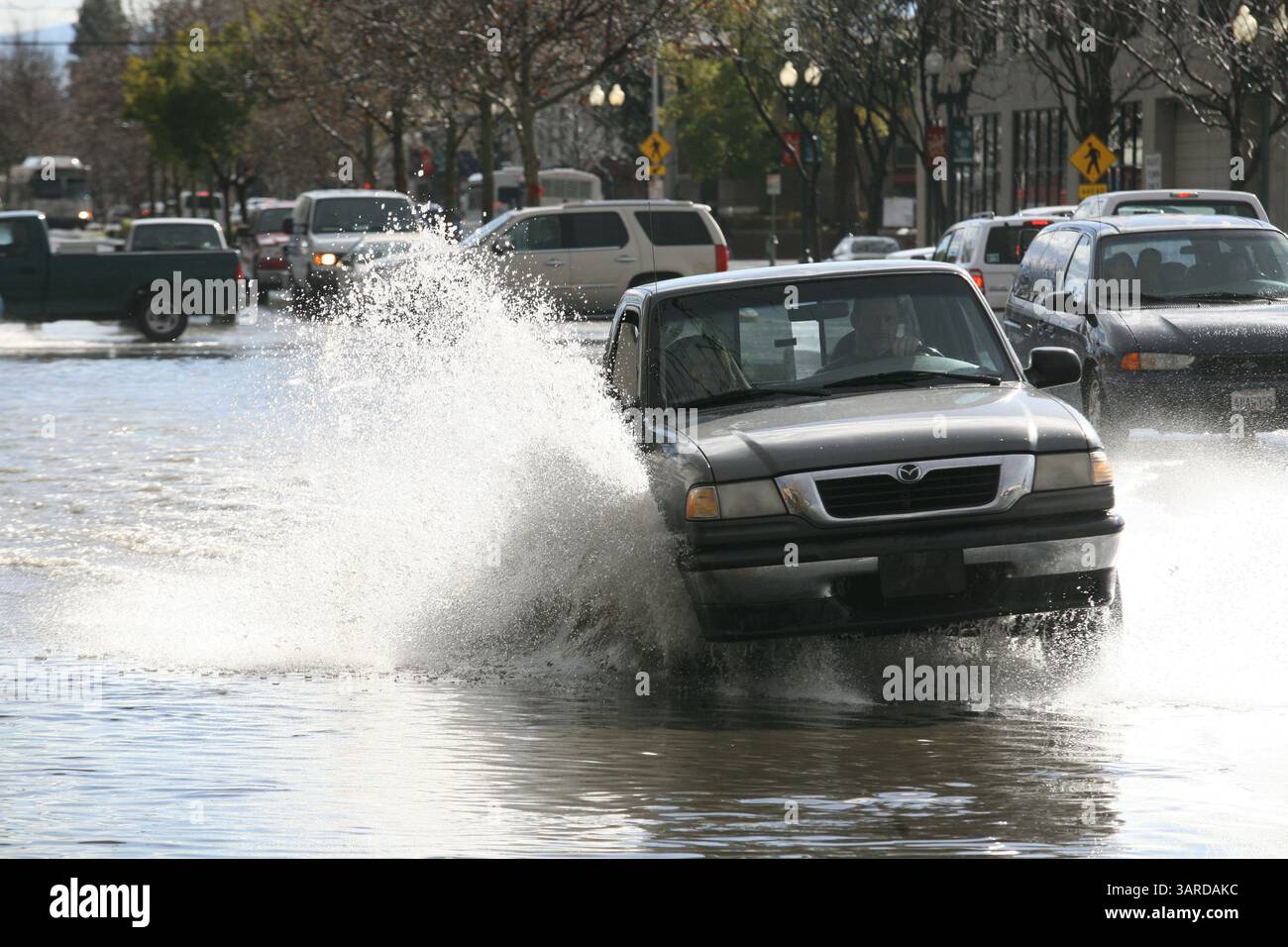 18 gennaio 2010 - Bakersfield, CA, USA - Alex Horvath / The Californian. Un automobilista viaggia attraverso una Chester Avenue allagata lunedì pomeriggio dopo forti piogge nella zona. (Immagine di credito: © The Bakersfield Californian/ZUMApress.com) Foto Stock