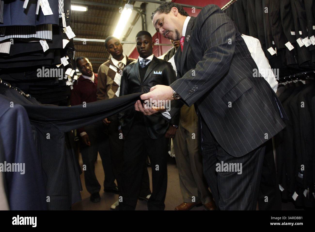 19 gennaio 2010 - Memphis, TN, Stati Uniti - Mar, 19 gennaio 2010 (nbSuit4) foto di Nikki Boertman. Il sovrintendente Kriner Cash mostra a dieci giovani della scuola superiore di Hamilton come riconoscere un abito di qualità mentre venivano trattati per una giornata di shopping al New York Suit Exchange grazie a una donazione del 000 da parte della Regions Bank. Lo shopping spree è stato accompagnato da una conferenza stampa che ha annunciato l'uscita di un nuovo CD rap registrato da Cash, Wharton, Methodist Healthcare exec. Cato Johnson e il Rev. Dwight Montgomery, presidente del capitolo locale Southern Christian Leadership Conference, che mira a in Foto Stock