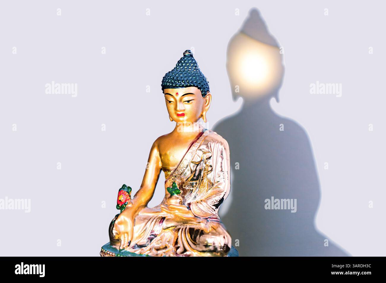 Festa del Buddha Jayanti del Vesak Day della statua dorata buddista Siddhartha Gautama Foto Stock