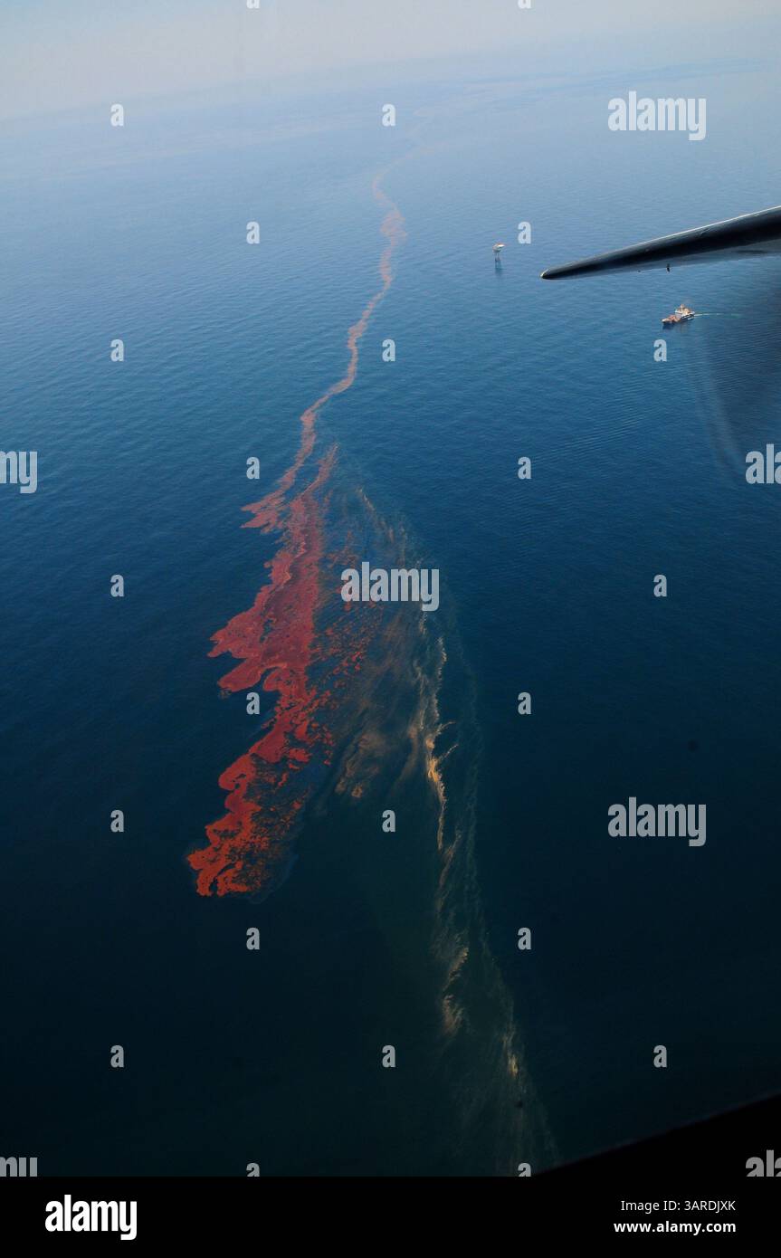5 maggio 2010 - Golfo del Messico, Louisiana, Stati Uniti - Un aeroplano individua il petrolio scaricato dall'unità mobile di perforazione offshore, Deepwater Horizon, e dai vettori un aereo caricato con disperdente di petrolio verso il sito al largo della costa della Louisiana. Ad oggi, la risposta unificata ha ridotto complessivamente 156.364 galloni di disperdente di olio sullo scarico dell'olio. (Immagine di credito: © PO3 Stephen Lehmann/U.S. Guardia costiera/ZUMApress.com) Foto Stock