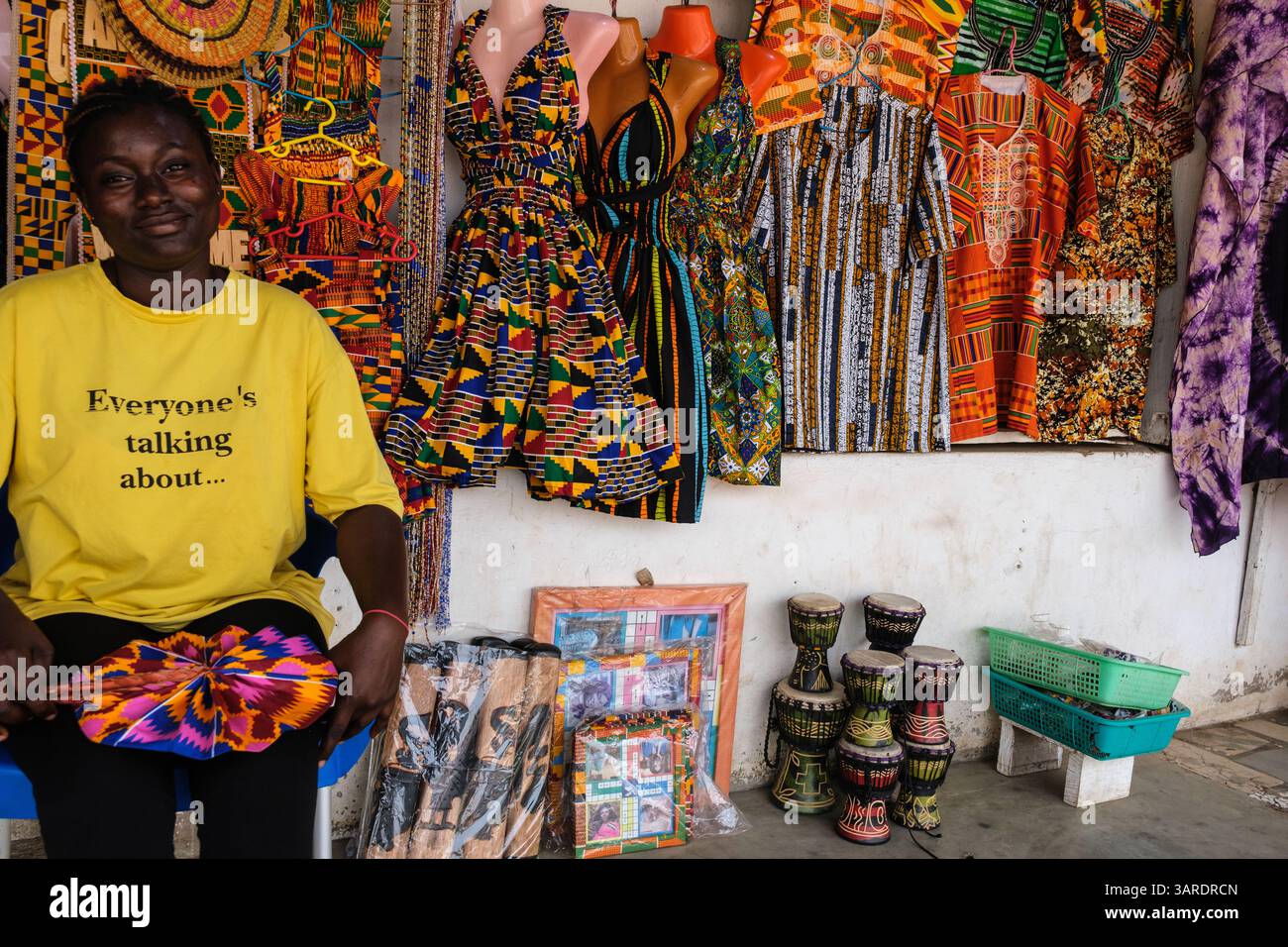 Accra, Ghana. Centro per le arti e l'artigianato. Addetto alle vendite presso un negozio di abiti da donna. Foto Stock
