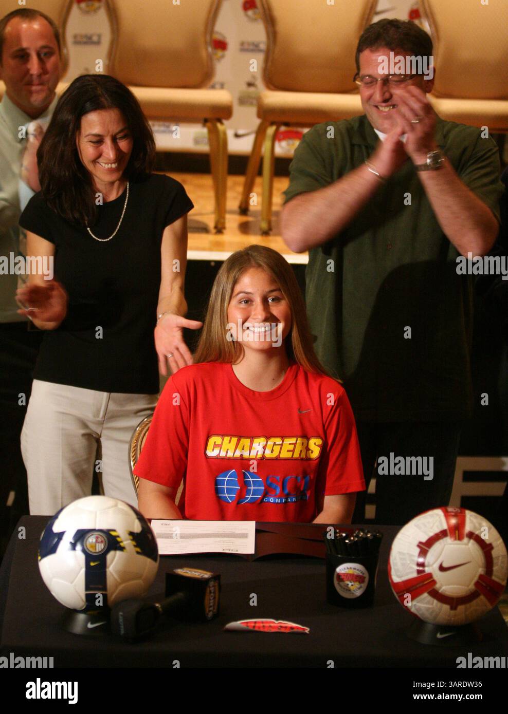 3 feb. 2010 - Safety Harbor, Florida, USA - DOUGLAS R. CLIFFORD | Times. NP 317926 CLIF SOCCER 2 MERCOLEDÌ (2/3/2010) IL PORTO DI SICUREZZA Kimberly Cohn (CQ), 18 anni, di Clearwater, centro, sta trasmettendo momenti dopo aver firmato con il Wofford College, in South Carolina, affiancato da sua madre Lisa Cohn (CQ), a sinistra, e padre Michael Cohn, a destra. Kimberly era tra i 29 bambini del programma di calcio del club dei Clearwater Chargers che hanno firmato per giocare a calcio universitario con i loro rispettivi college mercoledì durante una cerimonia al Safety Harbor Resort and Spa. Diciassette membri della squadra femminile U-18 del club, uno con gli U- Foto Stock