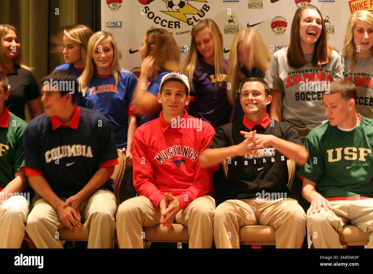 3 feb. 2010 - Safety Harbor, Florida, USA - DOUGLAS R. CLIFFORD | Times. NP 317926 CLIF SOCCER 1 MERCOLEDÌ (3/2/2010) SAFETY HARBOR alcuni dei 29 bambini del programma di calcio del club dei Clearwater Chargers si riuniscono dopo aver firmato per giocare a calcio universitario con i rispettivi college mercoledì durante una cerimonia presso il Safety Harbor Resort and Spa. Diciassette membri della squadra femminile U-18 del club, uno con la squadra femminile U-17, e 11 membri della squadra U-18 Boys U.S. Soccer Development Academy firmarono un contratto. [Douglas R. Clifford, Times] (immagine di credito: © St. Petersburg Times/ZUMApress.com) Foto Stock