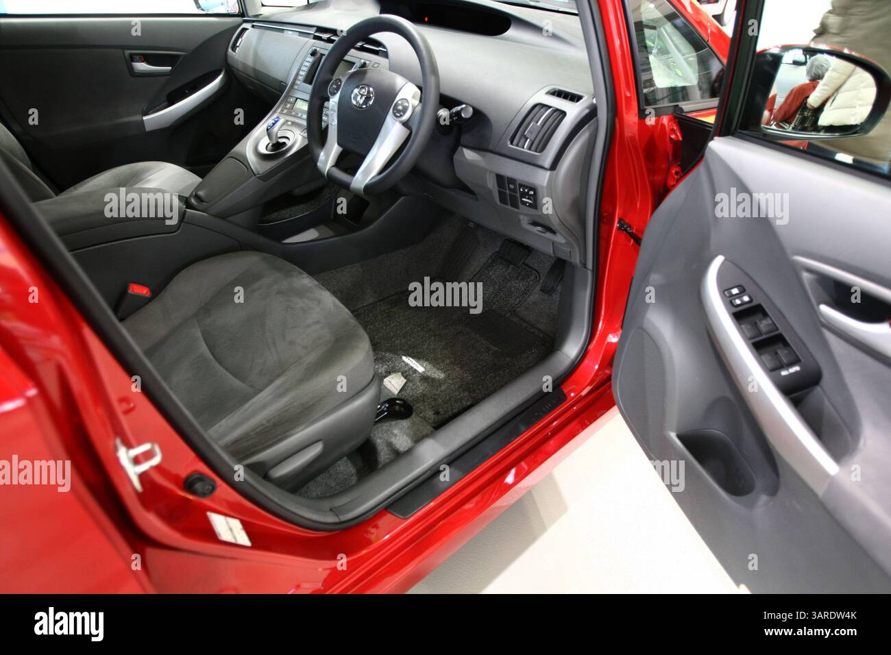 4 febbraio 2010 - Tokyo, Giappone - problemi di accelerazione con i veicoli PRIUS hanno offuscato il record di affidabilità di Toyota. I problemi dei freni della Toyota Prius preoccupano i consumatori che hanno seguito le liste di richiamo della Toyota. I problemi dei freni Toyota Prius sono stati segnalati da più di 100 clienti lamentando la fortuna per Toyota qui è che il problema sembra essere solo isolato agli ibridi Toyota Prius. (Immagine di credito: © Hitoshi Yamada/ZUMA Press) Foto Stock