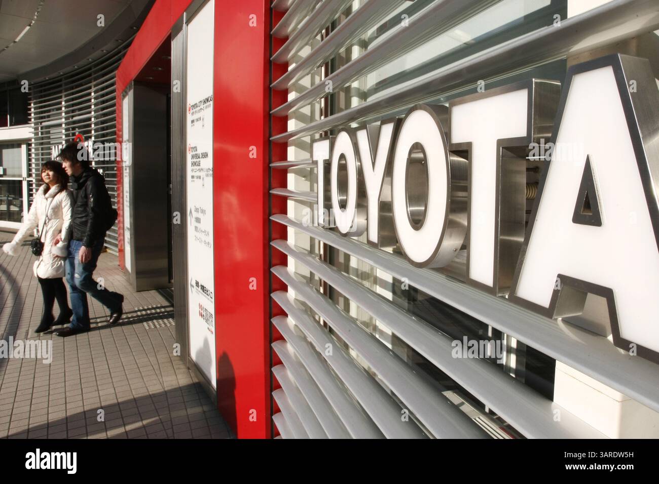 4 febbraio 2010 - Tokyo, Giappone - problemi di accelerazione con i veicoli PRIUS hanno offuscato il record di affidabilità di Toyota. I problemi dei freni della Toyota Prius preoccupano i consumatori che hanno seguito le liste di richiamo della Toyota. I problemi dei freni Toyota Prius sono stati segnalati da più di 100 clienti lamentando la fortuna per Toyota qui è che il problema sembra essere solo isolato agli ibridi Toyota Prius. (Immagine di credito: © Hitoshi Yamada/ZUMA Press) Foto Stock