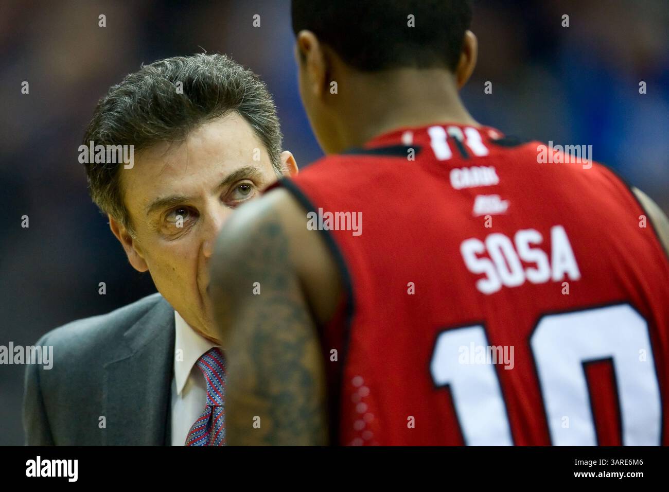21 gennaio 2010: Allenatore dei Louisville Cardinals Rick Pitino con alcune parole per Edgar Sosa (10), guardia dei Louisville Cardinals durante la partita di basket NCAA tra i Louisville Cardinals e i Seton Hall Pirates al Prudential Center di Newark, New Jersey. (Immagine di credito: © Chris Szagola/Cal Sport Media/ZUMApress.com) Foto Stock