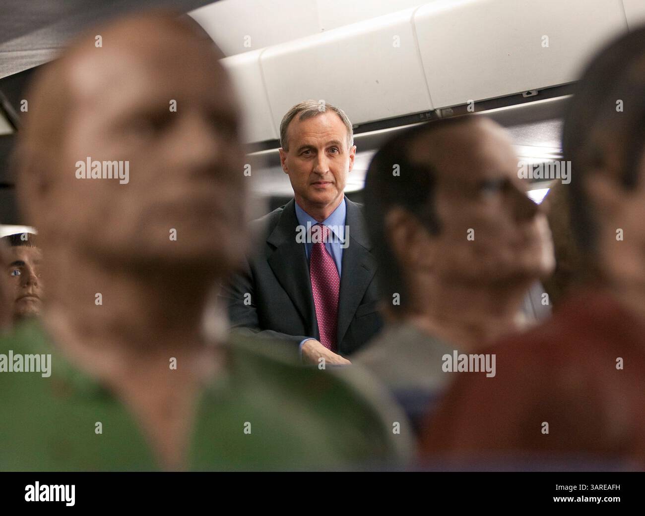 31 marzo 2010 - Ottawa, Ontario, Canada - Air Marshall Training. L'assistente Commissario PAT MCDONELL, a capo dell'unità di polizia protettiva RCMP, che include gli ufficiali di volo, posa per una foto tra manichini cavalcati da proiettile all'interno di una fusoliera di un aereo antincendio vivo in un centro di addestramento della Royal Canadian Mounted Police Air Marshall. L'RCMP aiuta ad addestrare i marshalls aerei di decine di paesi in questa struttura. (Immagine di credito: © Pawel Dwulit/ZUMA Press) RESTRIZIONI: * Canada Rights OUT * Foto Stock
