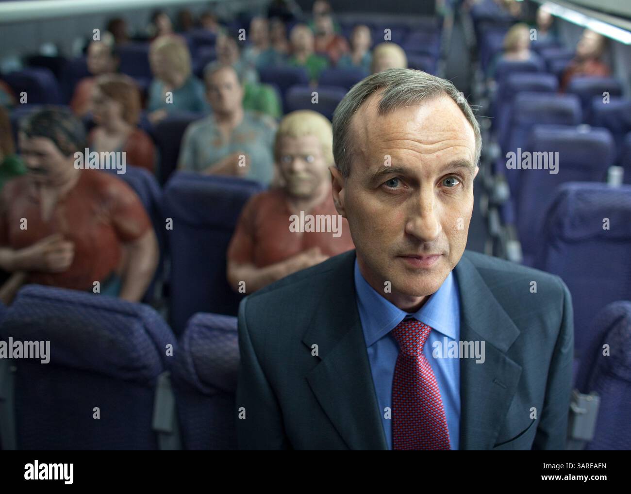 31 marzo 2010 - Ottawa, Ontario, Canada - Air Marshall Training. L'assistente Commissario PAT MCDONELL, a capo dell'unità di polizia protettiva RCMP, che include gli ufficiali di volo, posa per una foto tra manichini cavalcati da proiettile all'interno di una fusoliera di un aereo antincendio vivo in un centro di addestramento della Royal Canadian Mounted Police Air Marshall. L'RCMP aiuta ad addestrare i marshalls aerei di decine di paesi in questa struttura. (Immagine di credito: © Pawel Dwulit/ZUMA Press) RESTRIZIONI: * Canada Rights OUT * Foto Stock