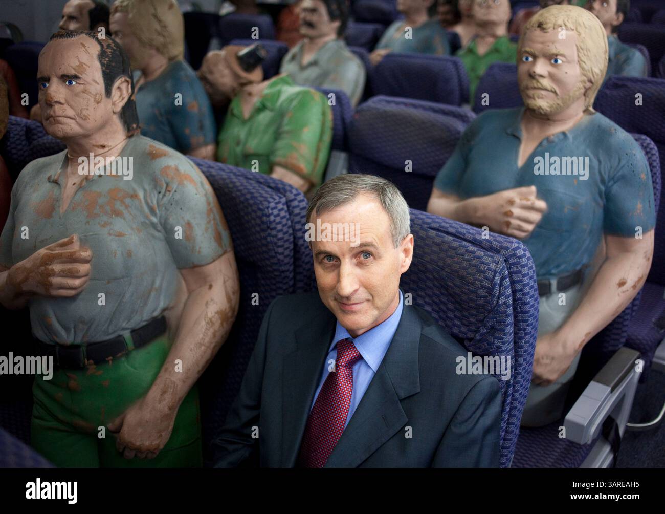 31 marzo 2010 - Ottawa, Ontario, Canada - Air Marshall Training. L'assistente Commissario PAT MCDONELL, a capo dell'unità di polizia protettiva RCMP, che include gli ufficiali di volo, posa per una foto tra manichini cavalcati da proiettile all'interno di una fusoliera di un aereo antincendio vivo in un centro di addestramento della Royal Canadian Mounted Police Air Marshall. L'RCMP aiuta ad addestrare i marshalls aerei di decine di paesi in questa struttura. (Immagine di credito: © Pawel Dwulit/ZUMA Press) RESTRIZIONI: * Canada Rights OUT * Foto Stock