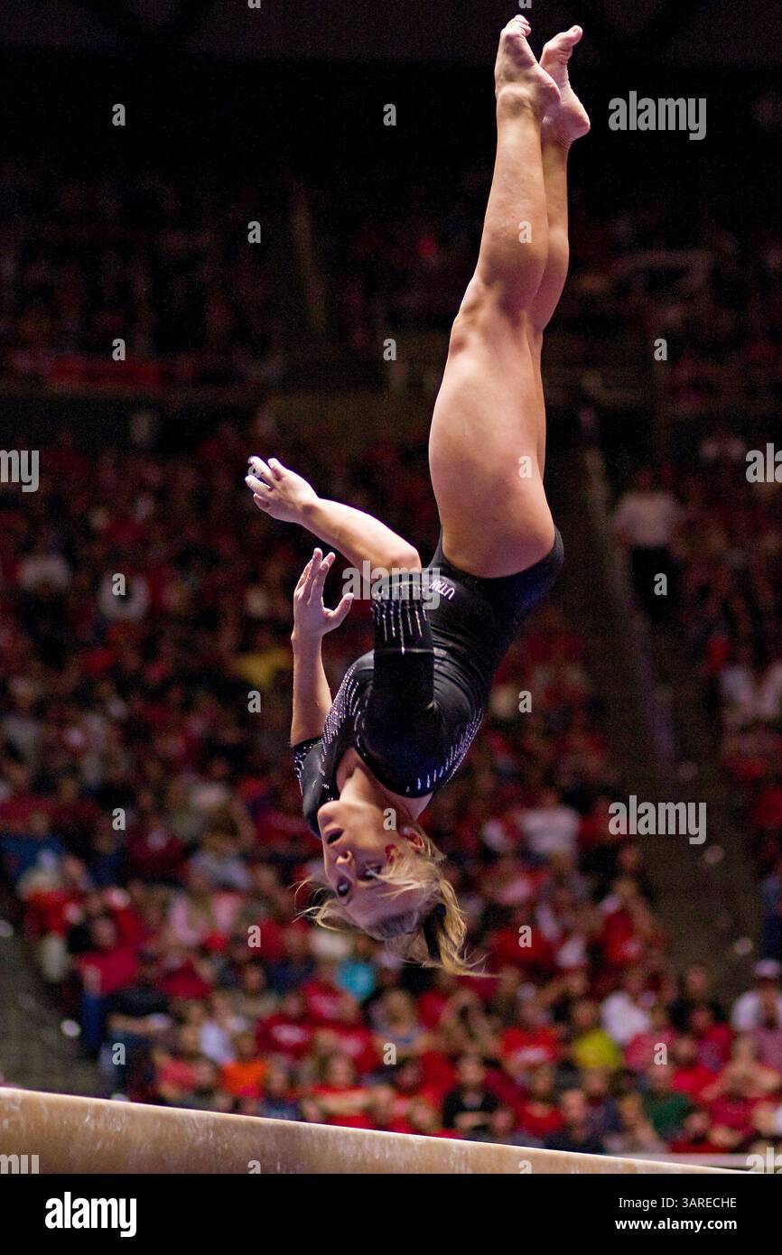 NCAA Div i Athletics: Utah Gymnastics vs Georgia, 22 gennaio 2010. La ginnasta dell'Università dello Utah Jamie Deetscreek si esibisce a Beam durante un incontro di ginnastica NCAA tra l'Università dello Utah Red Rocks e l'Università della Georgia GymDawgs presso il Jon M. Huntsman Center di Salt Lake City, Utah. Utah ha vinto il Meet con un punteggio di 196,550 - 196.500.(Credit Image: © Russ Isabella/Cal Sport Media/ZUMApress.com) Foto Stock
