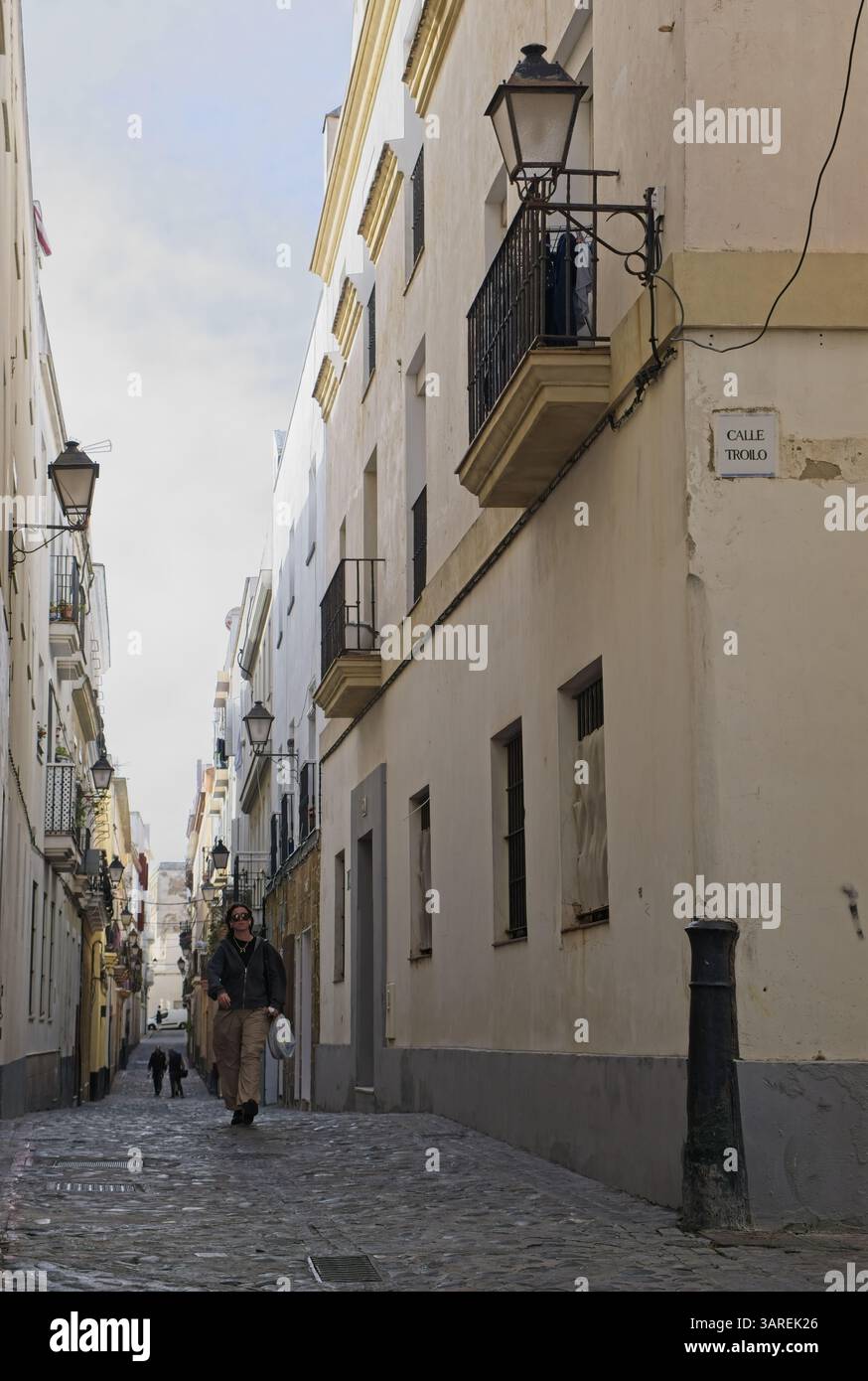 Cadice, Spagna - 19 marzo 2025: Camminare a Cadice. Strade, edifici. Stile di vita nell'area urbana. Giorno di primavera. Messa a fuoco selettiva Foto Stock