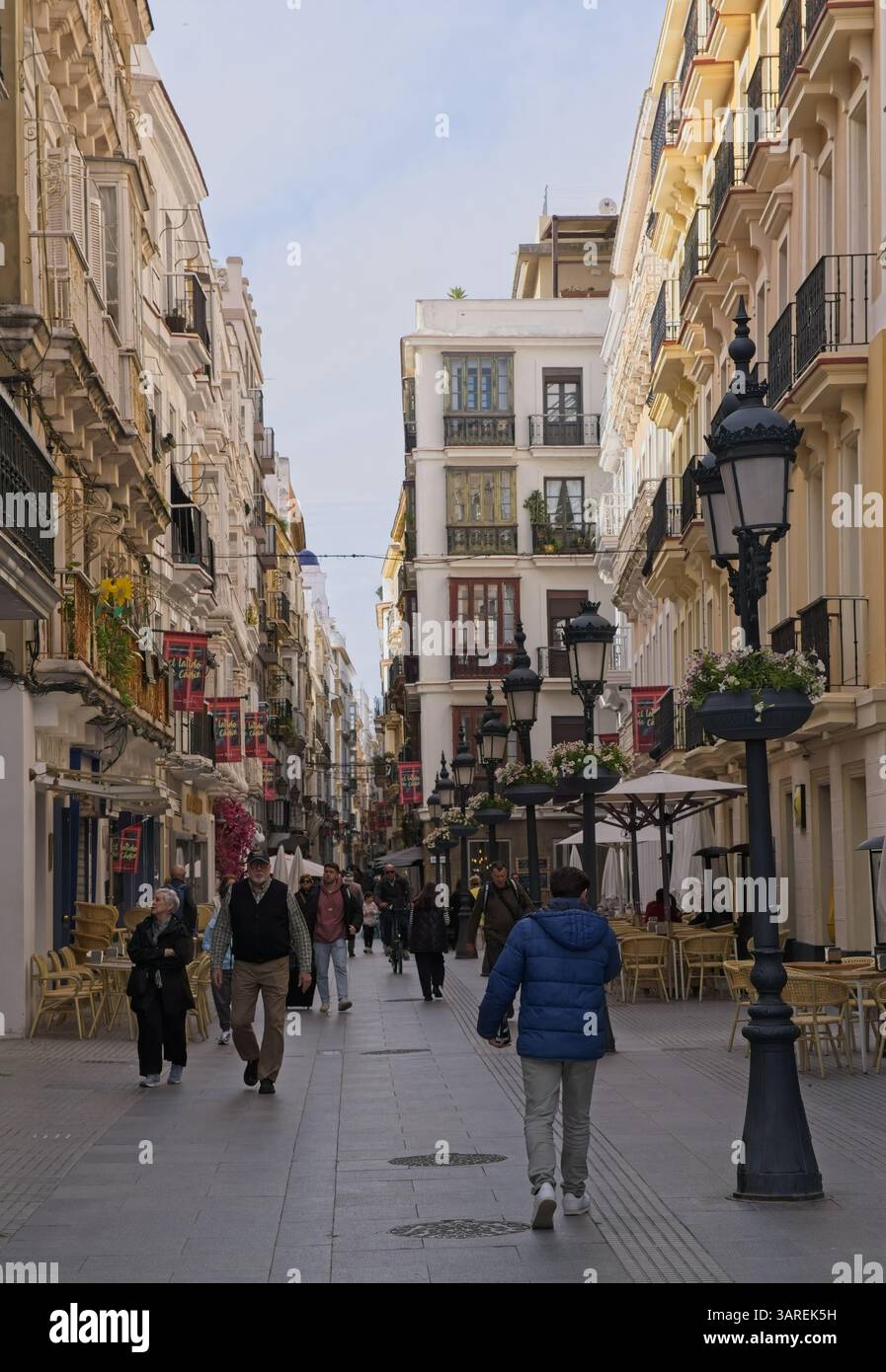 Cadice, Spagna - 19 marzo 2025: Camminare a Cadice. Strade, edifici. Stile di vita nell'area urbana. Giorno di primavera. Messa a fuoco selettiva Foto Stock