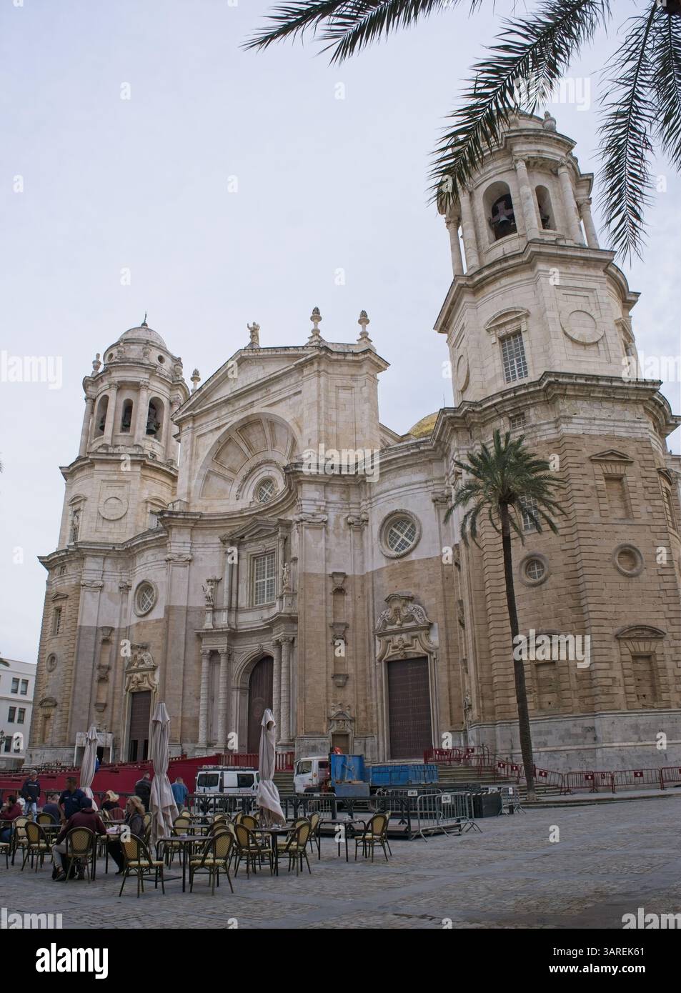 Cadice, Spagna - 19 marzo 2025: Camminare a Cadice. Nuova cattedrale di Cadice. Strade, edifici. Stile di vita nell'area urbana. Giorno di primavera. Selettivo per Foto Stock