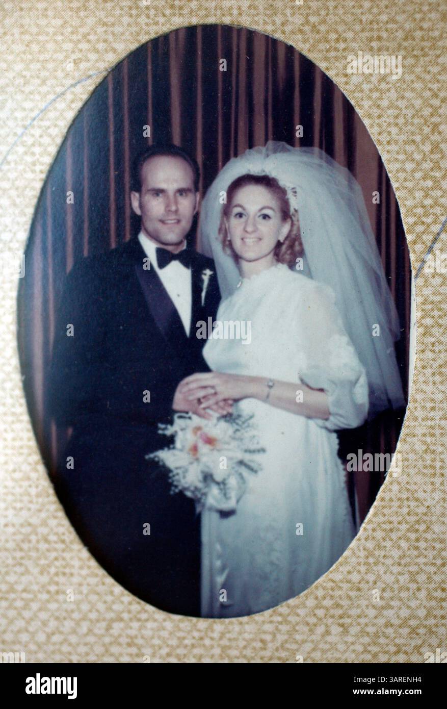 08 feb. 2010 - Wesley Chapel, Florida, USA - KERI WIGINTON | Times. PT 318291 WIGI valentine 3 (02/08/2010 Wesley Chapel) Frank Turturro, ora 65 anni, e sua moglie Alice, anch'essa 65 anni, celebreranno il loro 40° anniversario di matrimonio il 9 maggio. I due, nati lo stesso giorno nello stesso ospedale il 1° luglio 1944, erano amici d'infanzia che si sposarono dopo essersi incontrati di nuovo a 24 anni. "Non danno al matrimonio una possibilità in questi giorni", ha detto Alice. (Immagine di credito: © St. Petersburg Times/ZUMApress.com) Foto Stock