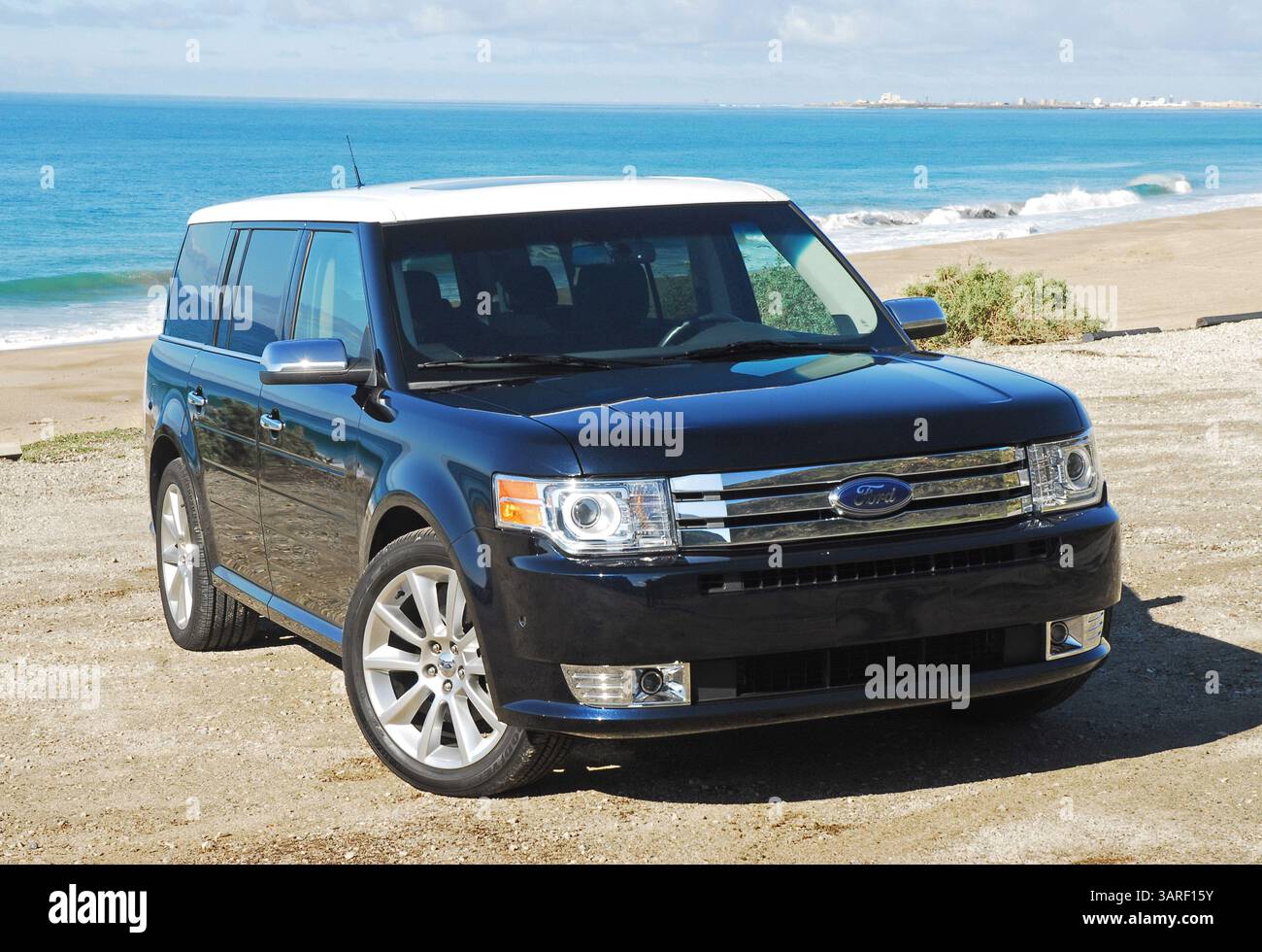 22 febbraio 2010 - USA - 22 febbraio 2010 - Los Angeles-California-USA. La nuova Ford Flex Limited 2010 è offerta esclusivamente con un motore V6 biturbocompresso da 355 CV. Veicolo in metallo blu scuro. Nella foto: Ritratto di bellezza a sinistra. (Immagine di credito: © Harvey Schwartz/ZUMApress.com) Foto Stock