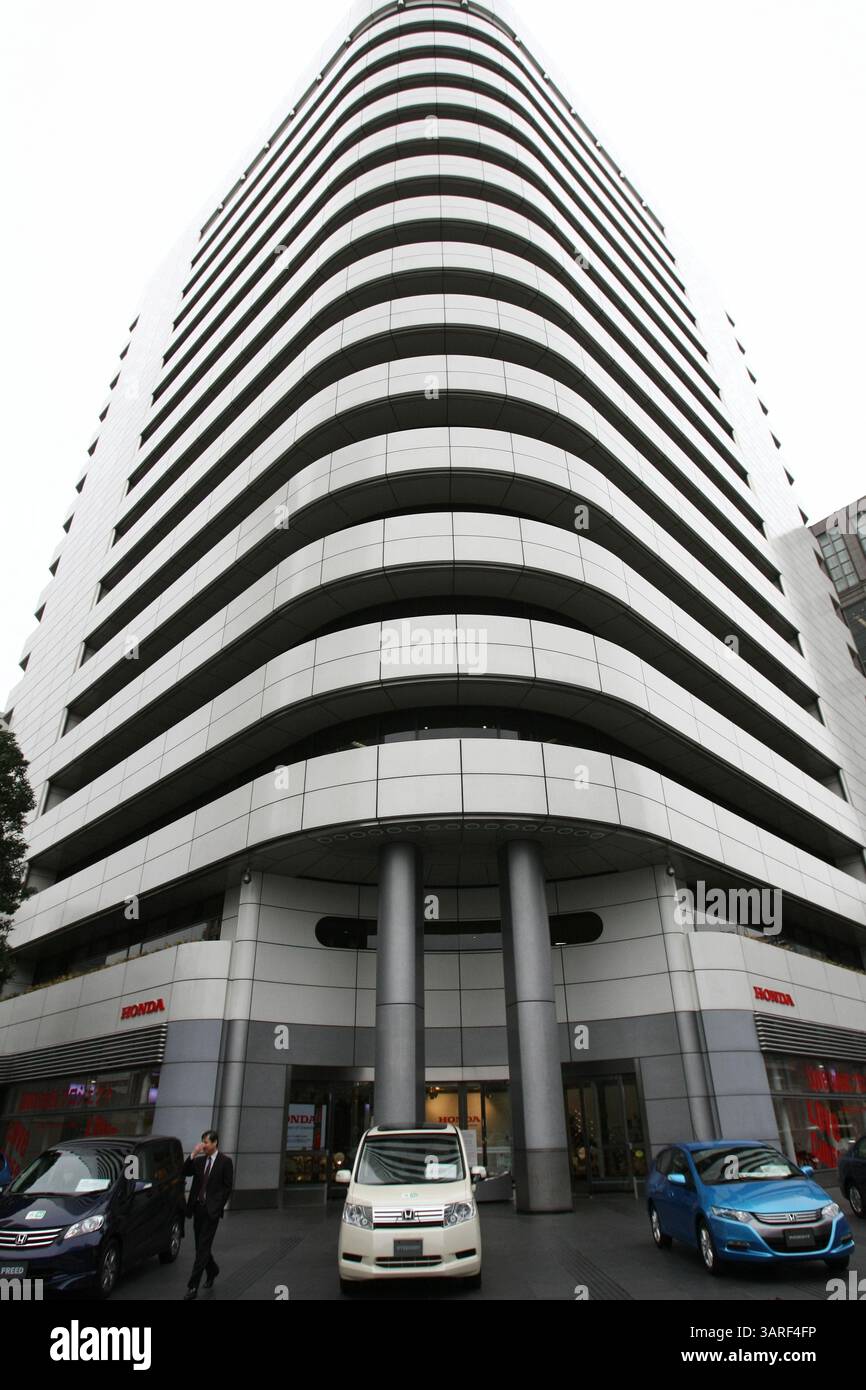 12 febbraio 2010 - Tokyo, Giappone - Honda HQ Tokyo. Honda ha aggiunto 437.700 vetture, principalmente in Nord America, alla campagna di richiamo globale per la sicurezza esistente sui problemi di gonfiaggio degli airbag. Amplia un richiamo annunciato alla fine del 2008 per meno di 4.000 berline Accord e Civic, poi espanso a metà del 2009 per coprire altri 510.000 veicoli. L'ultimo annuncio riguarda anche Giappone, Messico, Taiwan e Australia. Il nuovo colpo per le case automobilistiche giapponesi è arrivato quando Toyota ha richiamato quasi mezzo milione di auto ibride per freni difettosi. (Immagine di credito: © Hitoshi Yamada/ZUMA Press) Foto Stock