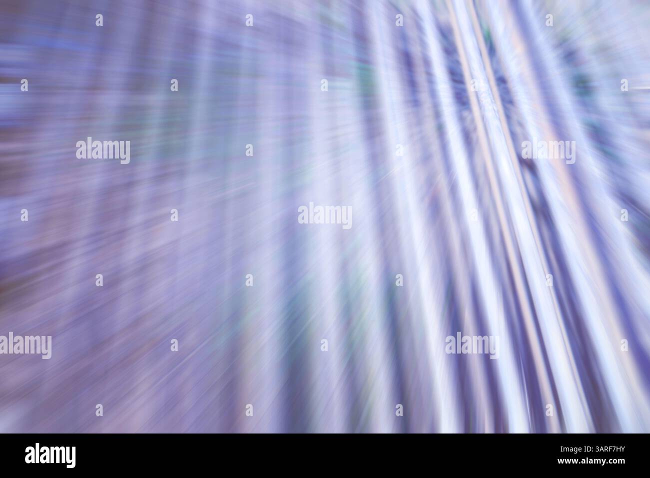 Foto sfocata in movimento di barre metalliche, sfondo astratto. Foto Stock