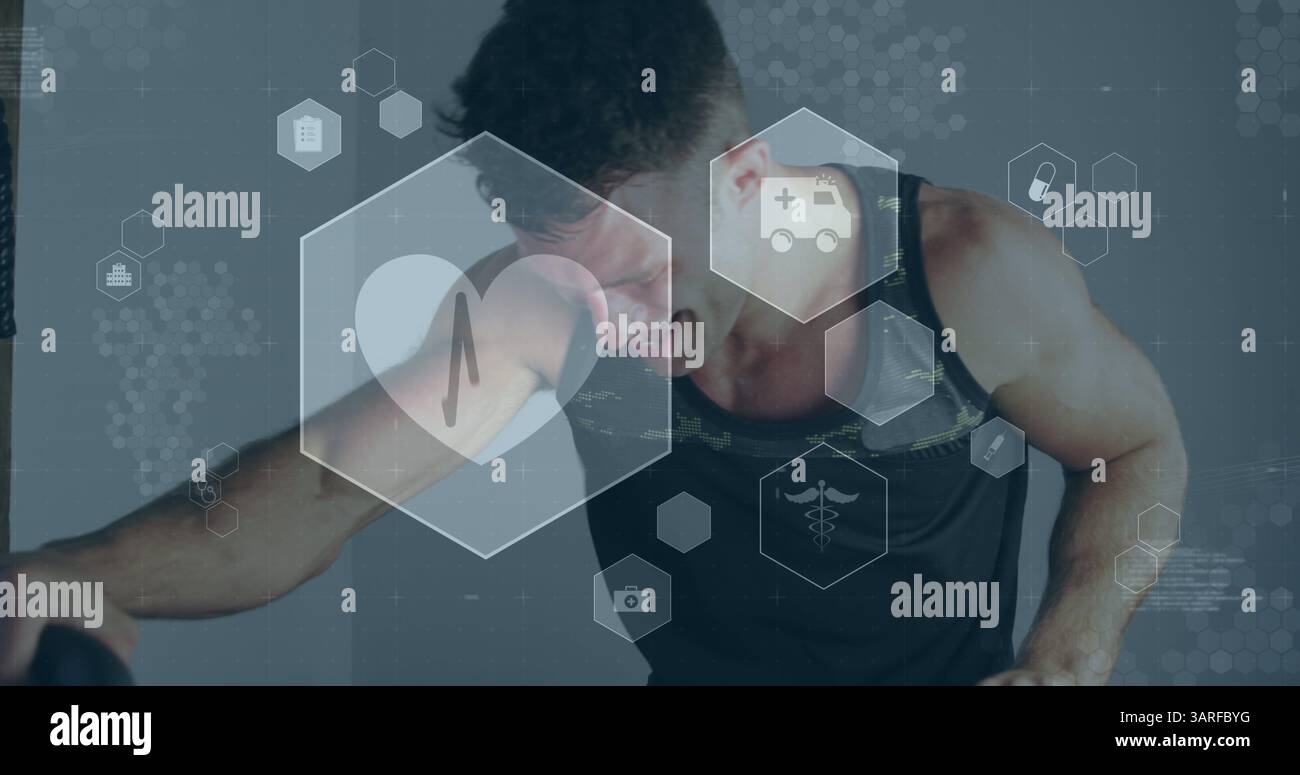 Immagine di icone mediche e di salute sopra uomo caucasico che si esercita in palestra Foto Stock