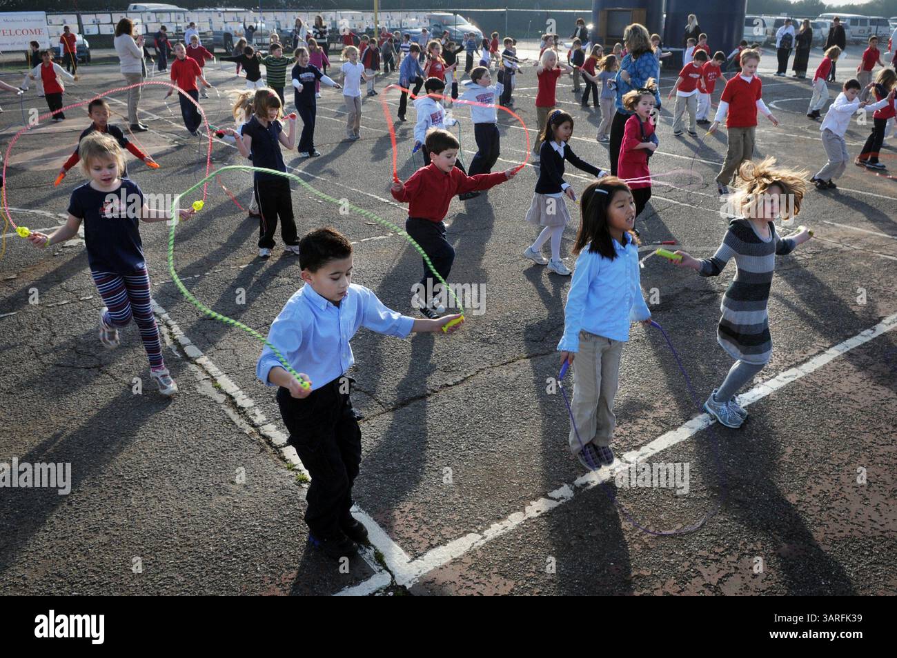 1 feb. 2010 - Modesto, California, USA - (BART AH YOU/bahyou@modbee.com).gli studenti della Modesto Christian School di Modesto, in collaborazione con oltre 80.000 altri studenti dello Stato della California, hanno battuto con successo il record "Most People Jumping/Skipping Rope at the same time" del Guinness Book of World record. Guidati dalla California Association for Health, Physical Education and Dance e Jamba Juice, gli studenti hanno iniziato a saltare alle 9:00 per tre minuti. Il vecchio record era di 59.000 da un gruppo Austraiano. In primo piano ci sono Ian Noriega, Natalie Brown e Katie Wright che saltano per il record Foto Stock