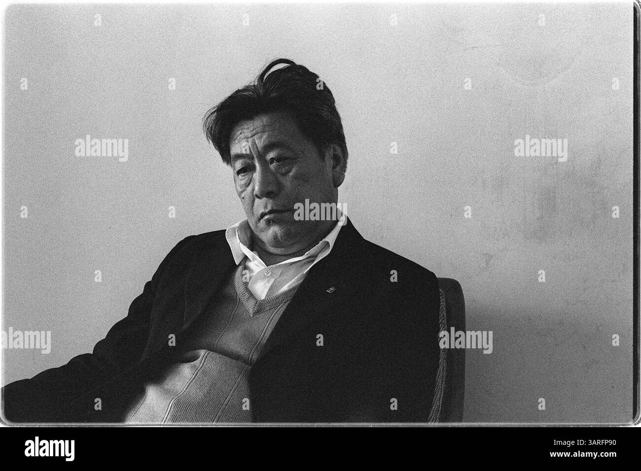 Novembre 1991 - McLeod Ganj, Dharamsala, INDIA. JUCHEN THUPTEN è fuggito dal Tibet con il Dalai Lama nel 1959 e ora risiede a Dharamsala, dove risiedono il governo in esilio dei tibetani e sua Santità il DALAI LAMA. THUPTEN, un ex guerrigliero, ha ricordato storie di atrocità cinesi contro i tibetani negli anni '1950 e ha fatto parte della guardia armata che ha aiutato il DALAI LAMA a fuggire in modo sicuro in India. (Immagine di credito: © David Stephenson/ZUMApress.com) Foto Stock