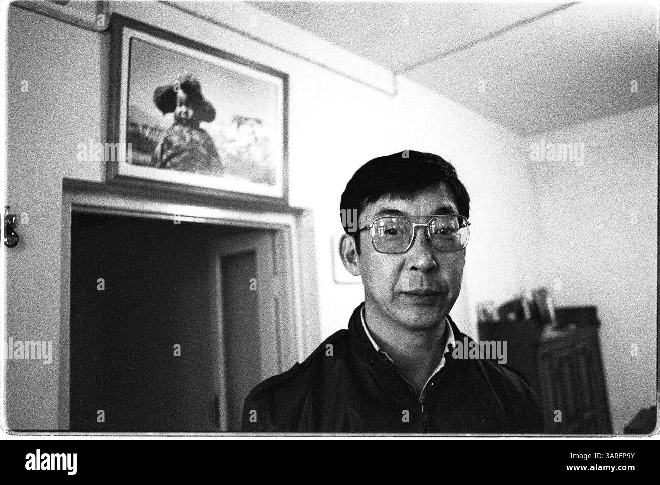 Novembre 1991 - McLeod Ganj, Dharamsala, INDIA. TENZIN RINPOCHE, il fratello DEL DALAI LAMA, si trovava di fronte ad una fotografia di se stesso da ragazzo in Tibet, prima che lui e suo fratello fuggissero a Dharamsala, dove risiedevano il governo in esilio dei tibetani e sua Santità il DALAI LAMA. (Immagine di credito: © David Stephenson/ZUMApress.com) Foto Stock