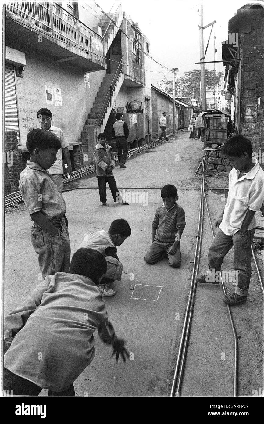 Novembre 1991 - McLeod Ganj, Dharamsala, INDIA. I bambini tibetani giocano per le strade di McLeod Ganj, a Dharamsala, dove risiedono il governo tibetano in esilio e sua Santità il DALAI LAMA. (Immagine di credito: © David Stephenson/ZUMApress.com) Foto Stock