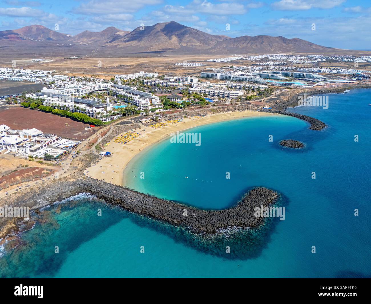 Lanzarote. Isole Canarie, Spagna. 02.04.2025 immagine aerea della spiaggia di Playa Dorada sulla località costiera di Playa Blanca. 4 febbraio 2025. Foto Stock