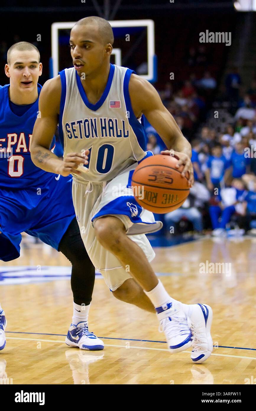 14 febbraio 2010: I Seton Hall Pirates guardano Jordan Theodore (10) in azione durante la partita di basket NCAA tra i DePaul Blue Demons e i Seton Hall Pirates al Prudential Center di Newark, New Jersey. (Immagine di credito: © Chris Szagola/Cal Sport Media/ZUMApress.com) Foto Stock