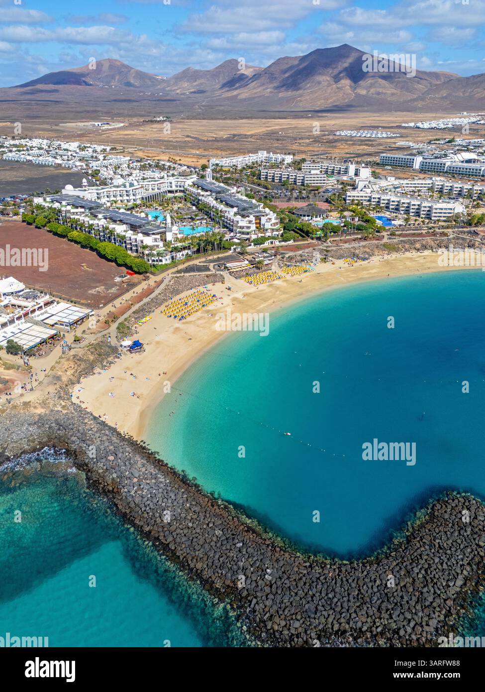 Lanzarote. Isole Canarie, Spagna. 02.04.2025 immagine aerea della spiaggia di Playa Dorada sulla località costiera di Playa Blanca. 4 febbraio 2025. Foto Stock
