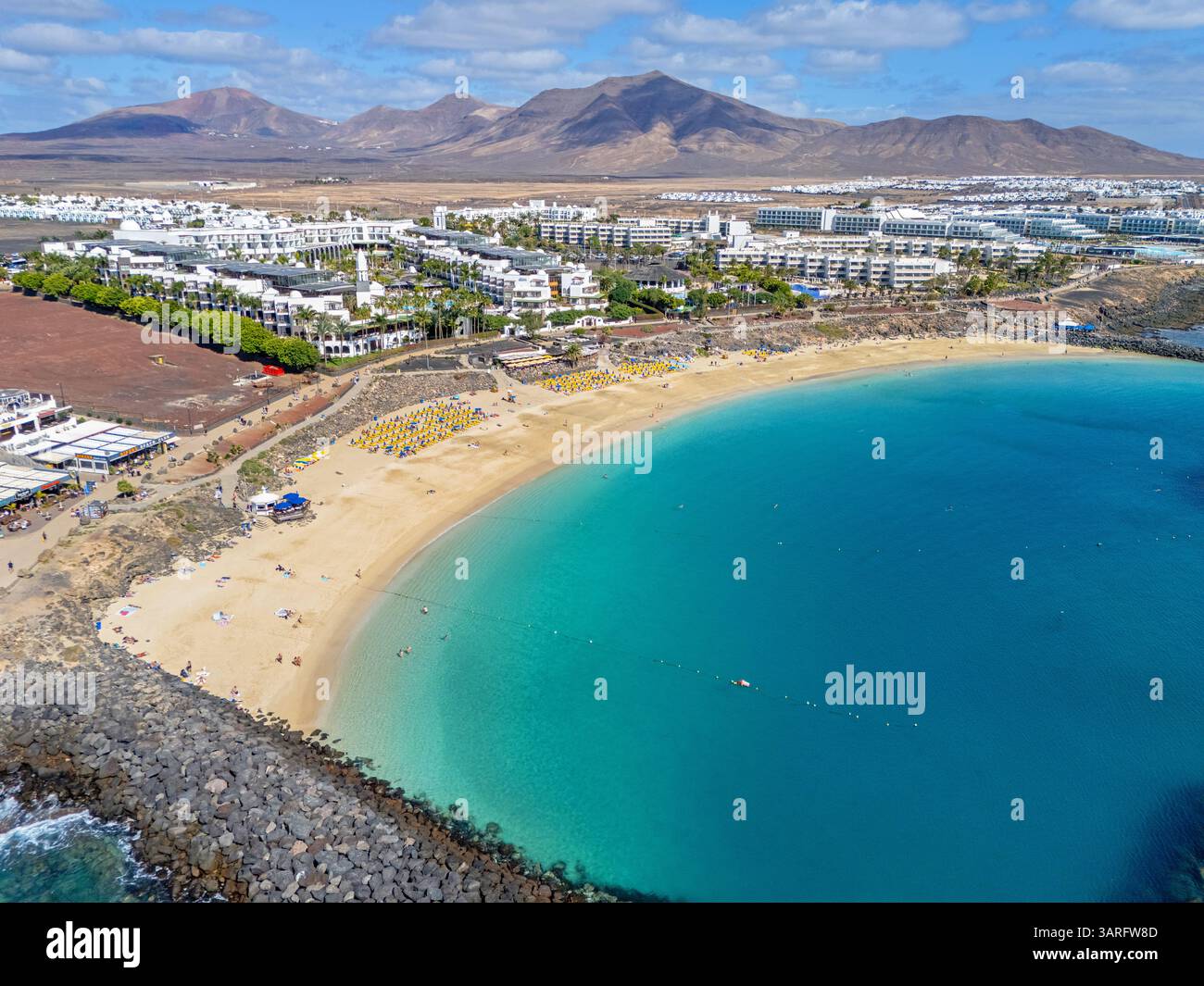 Lanzarote. Isole Canarie, Spagna. 02.04.2025 immagine aerea della spiaggia di Playa Dorada sulla località costiera di Playa Blanca. 4 febbraio 2025. Foto Stock