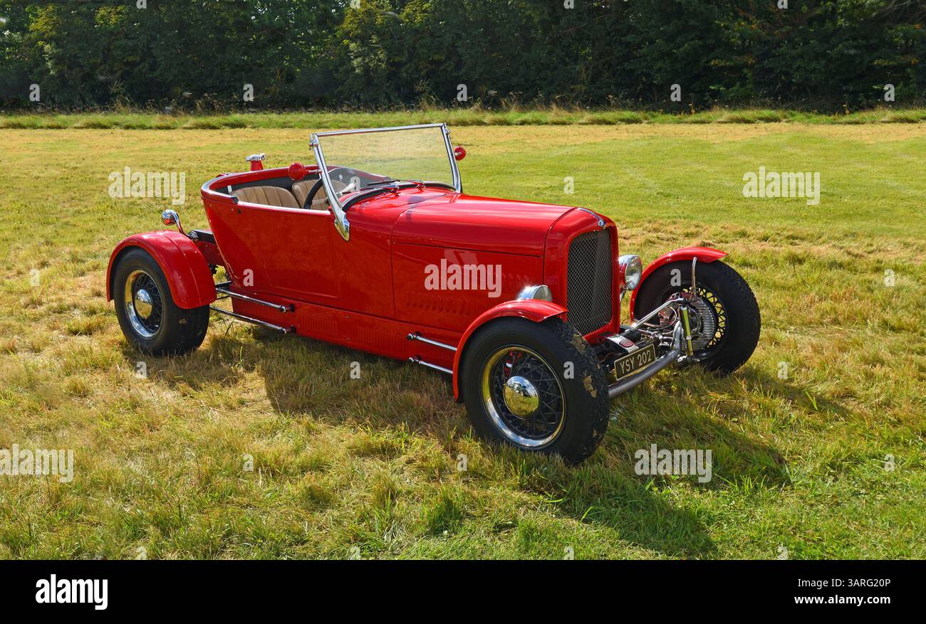 Ford Coupé 1932 Classic Red personalizzata con asta calda isolata sull'erba. Foto Stock