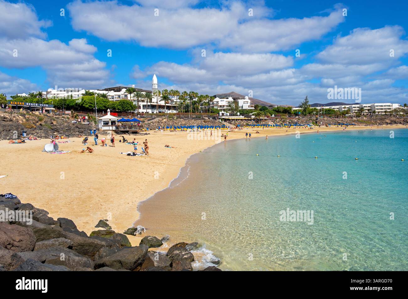 Lanzarote. Isole Canarie, Spagna. 02.04.2025 Playa Dorada Beach sulla località costiera di Playa Blanca. 4 febbraio 2025. Foto Stock
