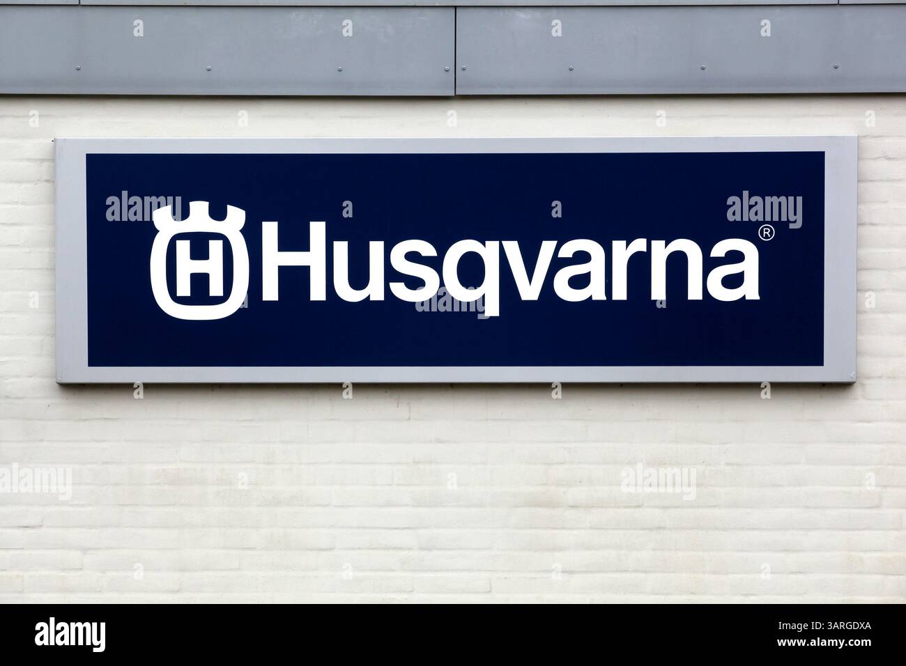 Billund, Danimarca - 7 febbraio 2025: Husqvarna è un produttore svedese di rasaerba robotizzati, trattori da giardino, motoseghe, trimmer, biciclette Foto Stock