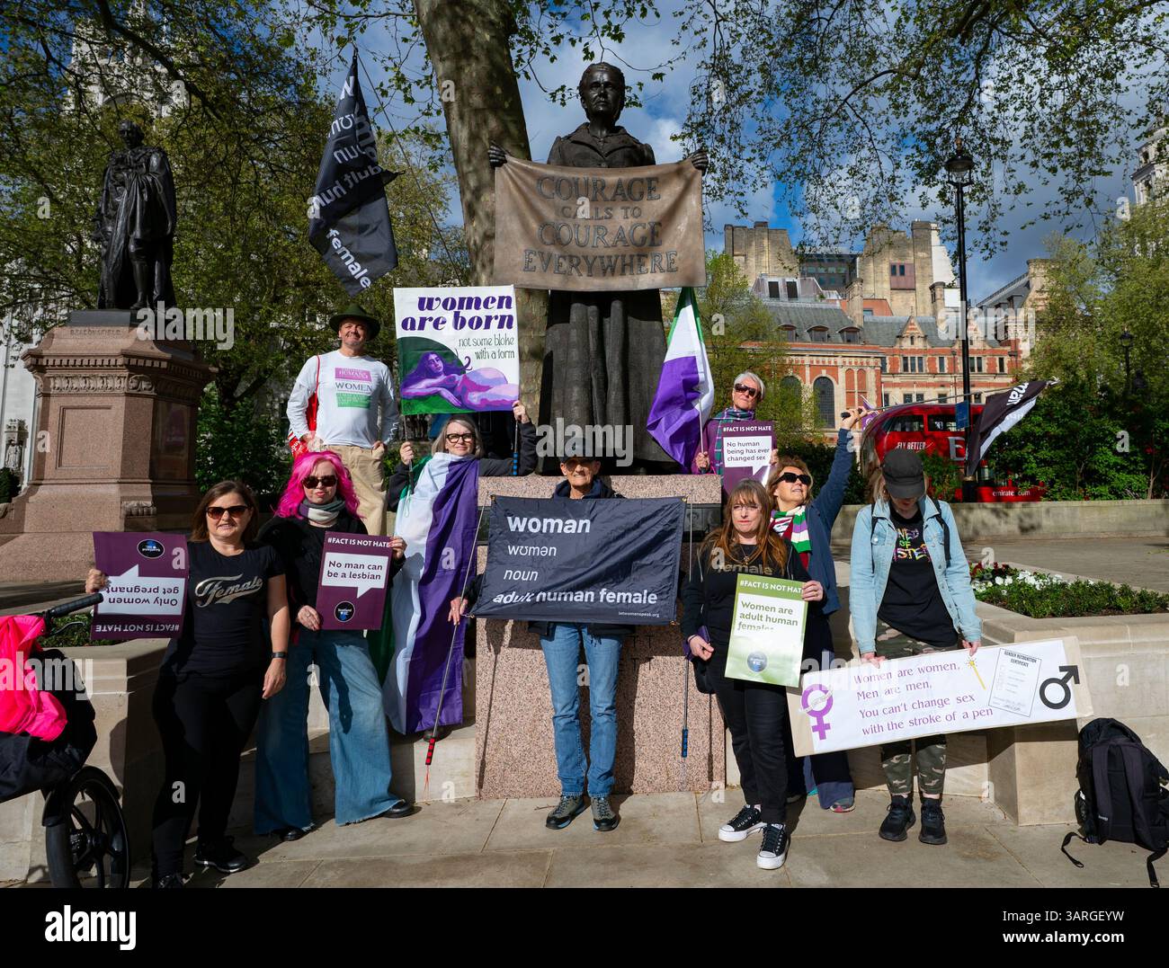 I sostenitori dei diritti delle donne e di Women Scotland aspettano alla statua della suffragetta a Londra Foto Stock