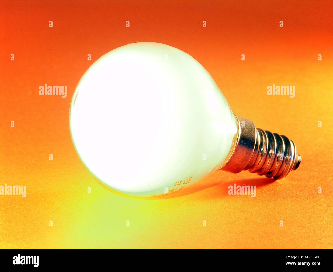 Lampadina su sfondo arancione caldo Foto Stock