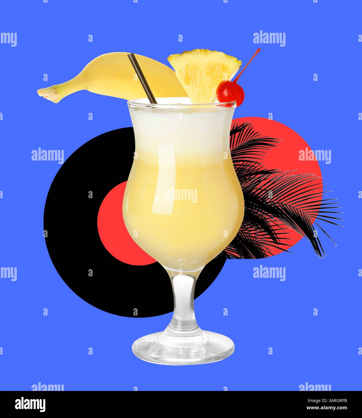 Atmosfera da festa estiva. Cocktail Pina colada con frutta, dischi in vinile e foglie di palma su sfondo colorato brillante, collage creativo Foto Stock