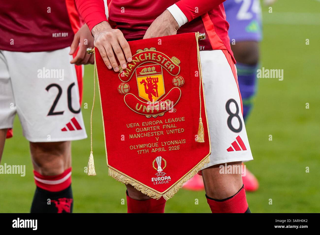 Manchester, Regno Unito. 17 aprile 2025. Bruno Fernandes del Manchester United detiene uno striscione commemorativo davanti al Manchester United vs Olympique Lyonnais quarti di finale di UEFA Europa League a Old Trafford, Manchester. Il credito per immagini dovrebbe essere: Andrew Yates/Sportimage Credit: Sportimage Ltd/Alamy Live News Foto Stock