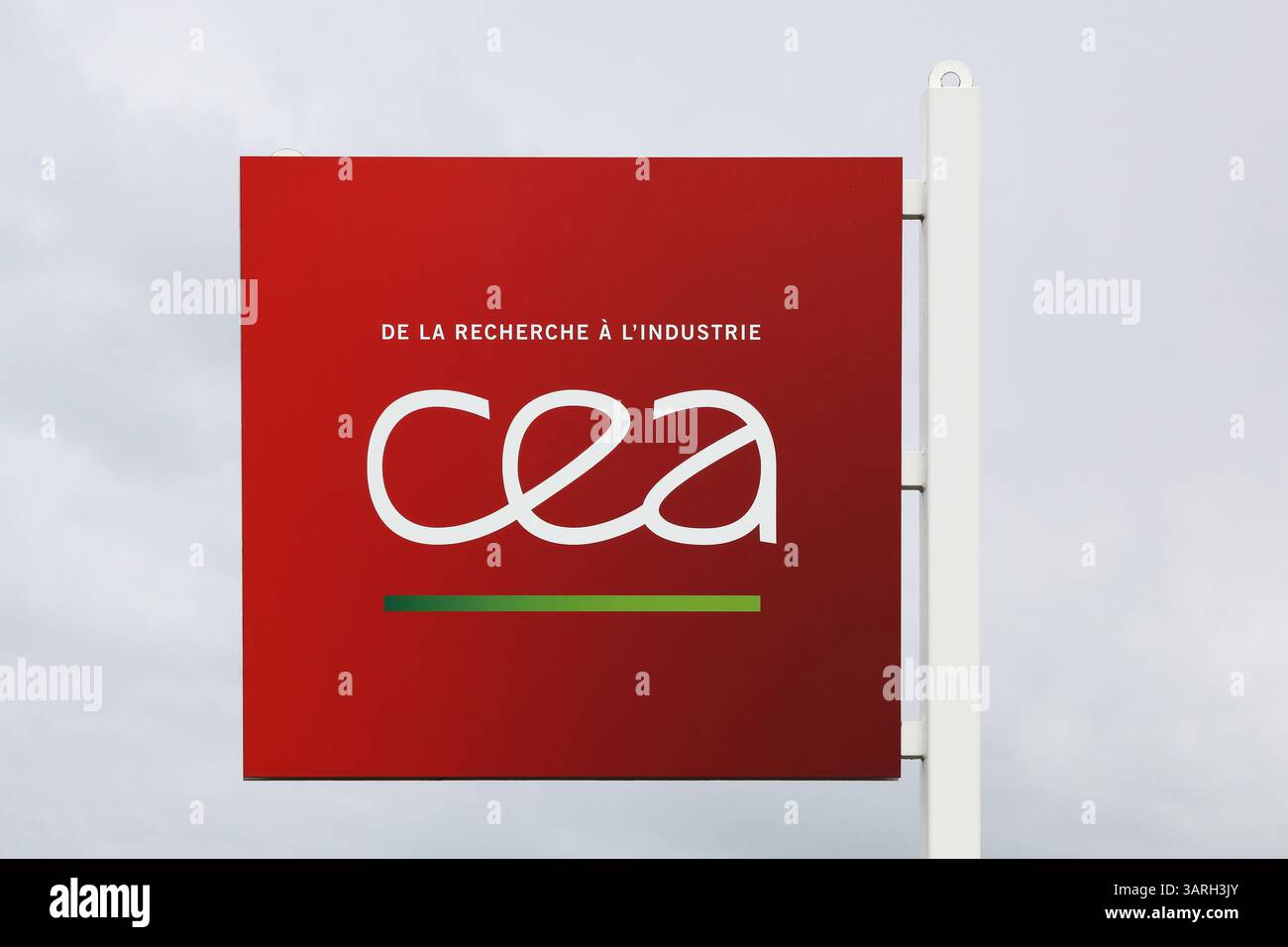 Grenoble, Francia - 15 giugno 2019: CEA simbolo francese delle energie alternative e dell'energia atomica su un pannello in lingua francese Foto Stock
