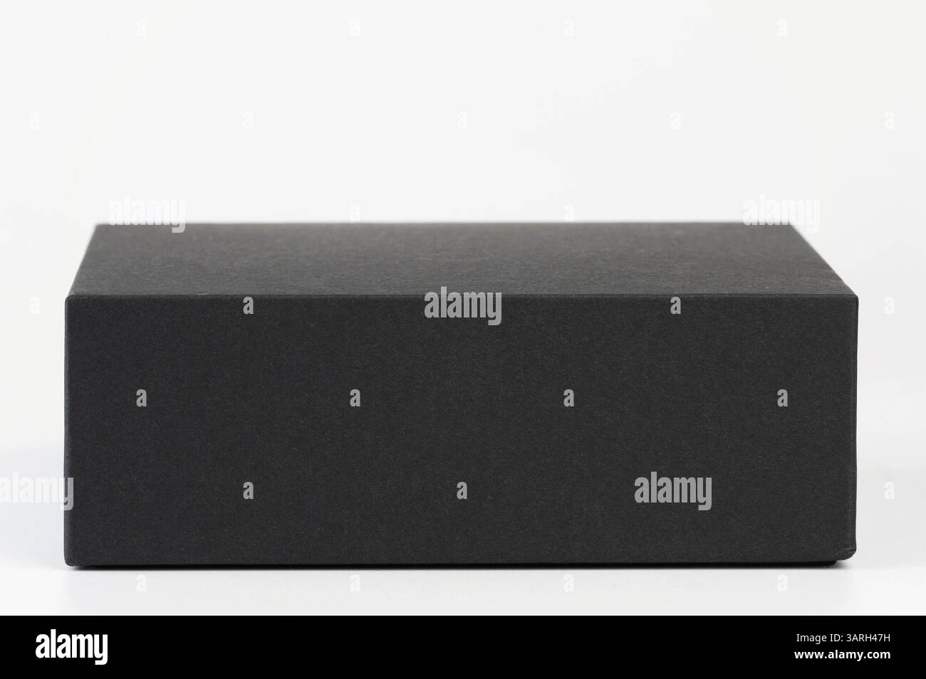 Contenitore in cartone nero isolato su sfondo bianco studio Foto Stock