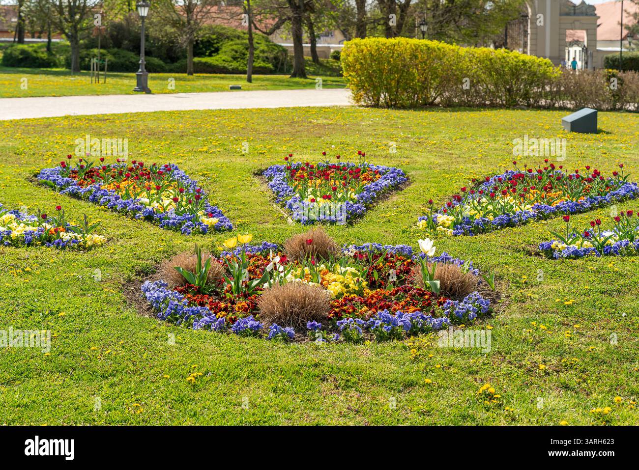 Castello di Festetics a Keszthely, in Ungheria, in primavera. Nel giardino ci sono splendidi fiori e alberi fioriti. L'erba è verde. Foto Stock
