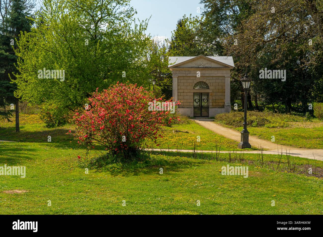Castello di Festetics a Keszthely, in Ungheria, in primavera. Nel giardino ci sono splendidi fiori e alberi fioriti. L'erba è verde. Foto Stock